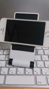 スタンドにiPhone 5sを横向きに